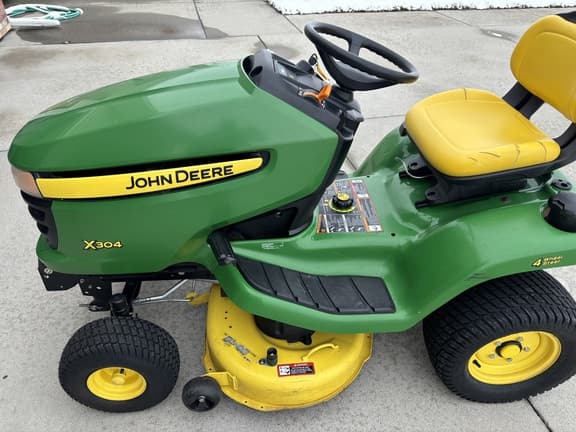 Image of John Deere X304 equipment image 2