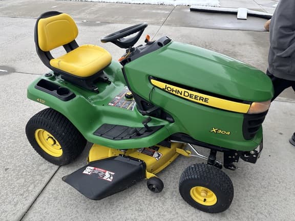 Image of John Deere X304 equipment image 1