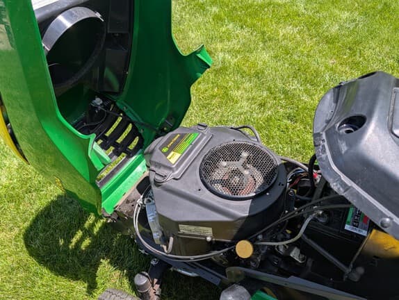Image of John Deere X304 equipment image 4