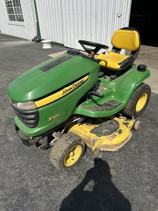 2011 John Deere X320 Equipment Image0