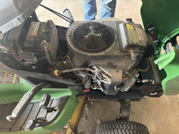 Image of John Deere X324 equipment image 3