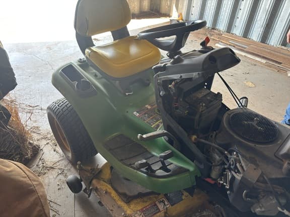 Image of John Deere X324 equipment image 4
