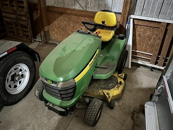 Image of John Deere X324 equipment image 1