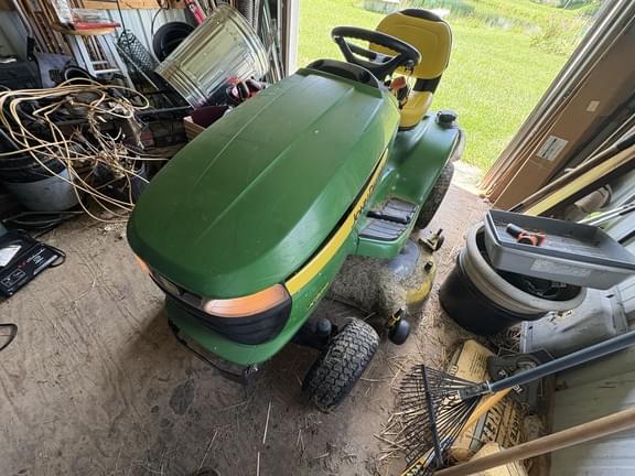 Image of John Deere X324 equipment image 3