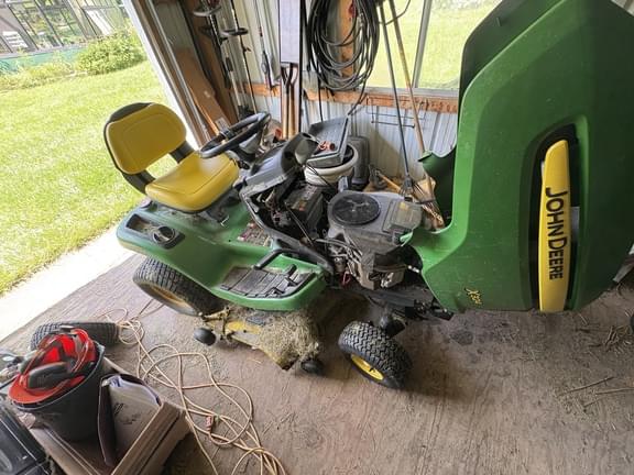 Image of John Deere X324 equipment image 1