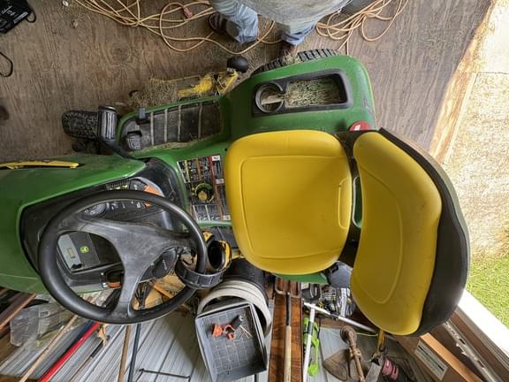 Image of John Deere X324 equipment image 4