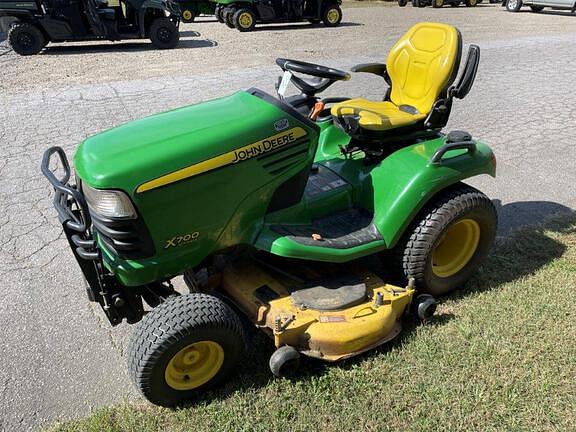 Image of John Deere X700 equipment image 1