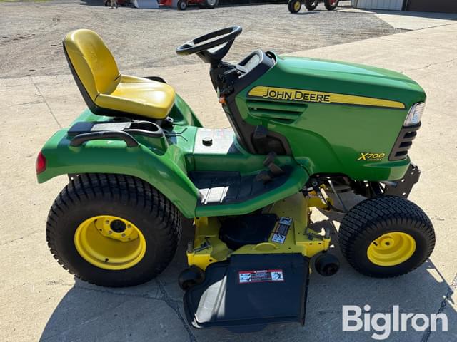 Image of John Deere X700 equipment image 3