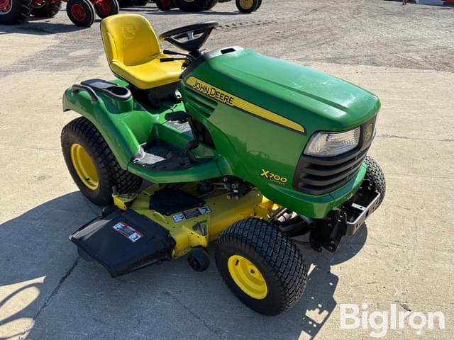 Image of John Deere X700 equipment image 2