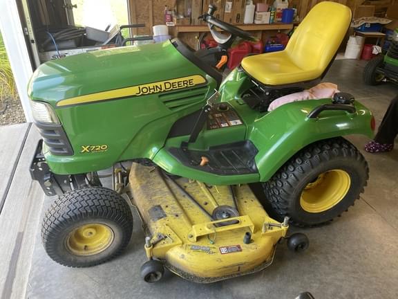Image of John Deere X720 equipment image 2