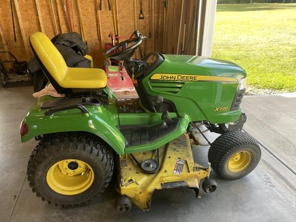 Image of John Deere X720 equipment image 3