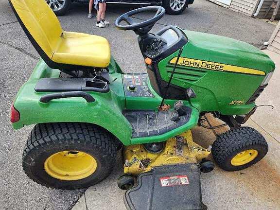 Image of John Deere X720 equipment image 1