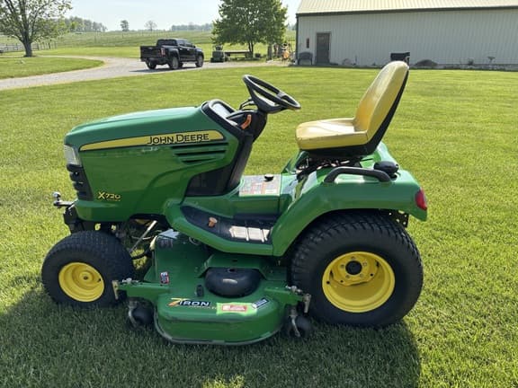 Image of John Deere X720 equipment image 1