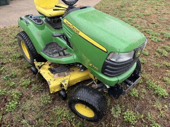 Image of John Deere X720 equipment image 1