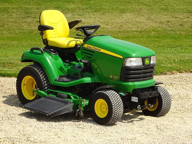 Image of John Deere X720 equipment image 1