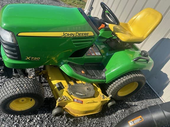 Image of John Deere X720 equipment image 3