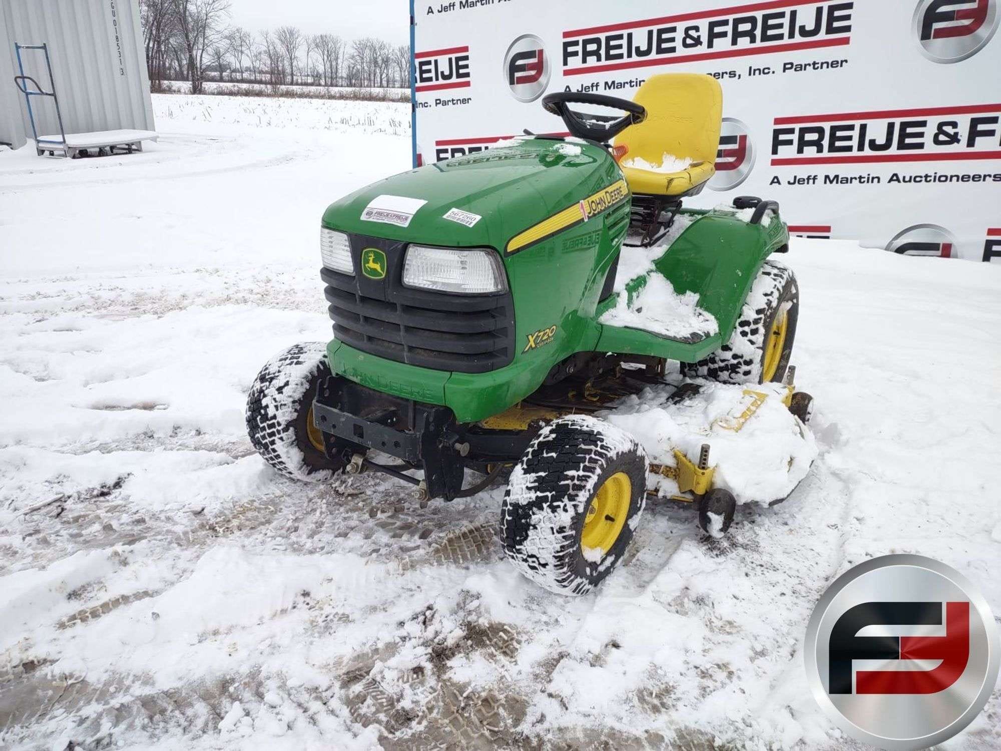 2011 John Deere X720 Equipment Image0