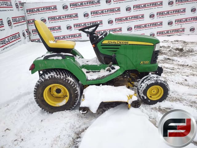 Image of John Deere X720 equipment image 3