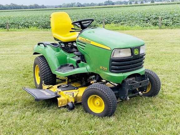 Image of John Deere X724 equipment image 1