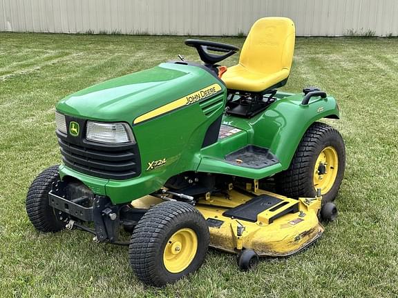 Image of John Deere X724 equipment image 3