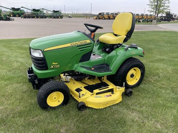 2011 John Deere X724 Equipment Image0