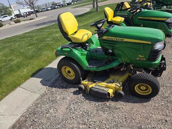 Image of John Deere X724 equipment image 3