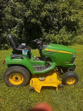 Image of John Deere X724 equipment image 1