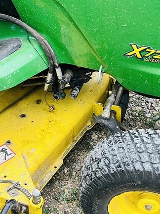 Image of John Deere X724 equipment image 4