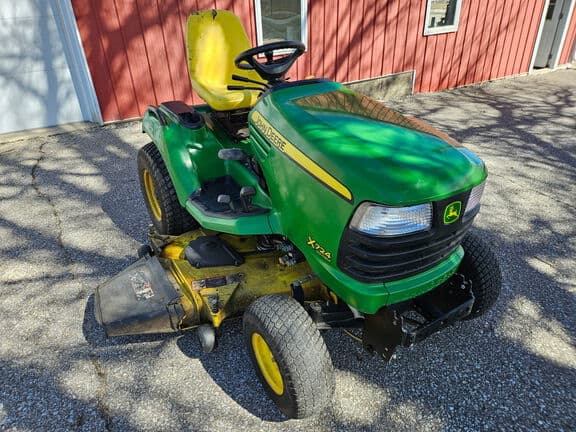 Image of John Deere X724 equipment image 1