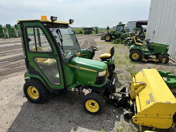 Main image John Deere X729