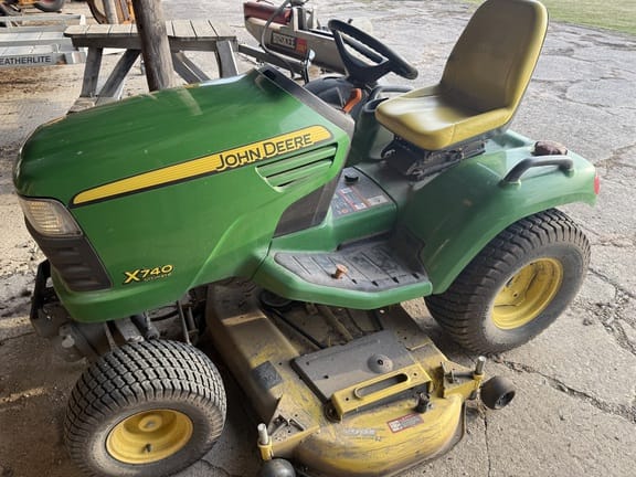 2011 John Deere X740 Equipment Image0