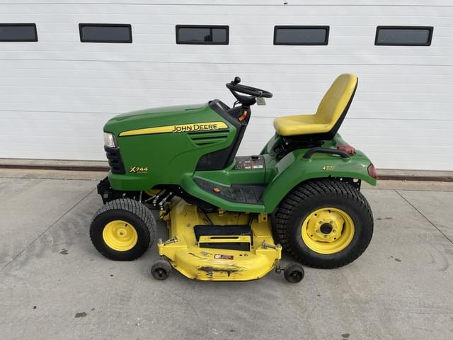 Image of John Deere X744 equipment image 1