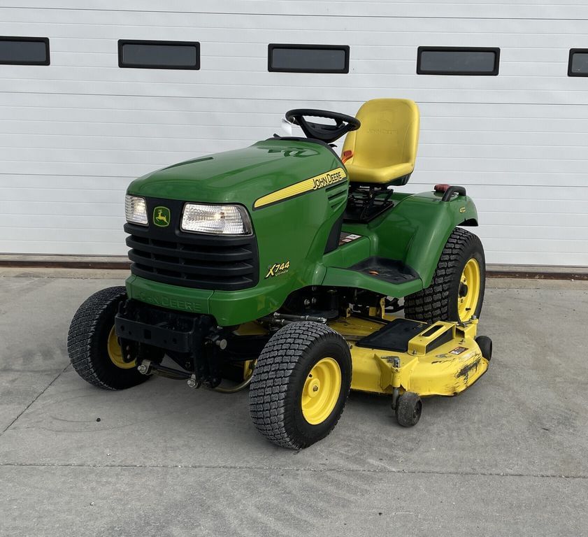 2011 John Deere X744 Equipment Image0