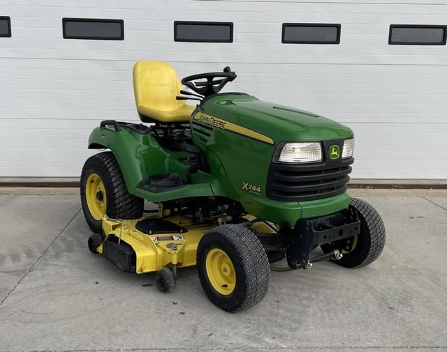Image of John Deere X744 equipment image 3