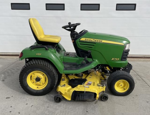 Image of John Deere X744 equipment image 4