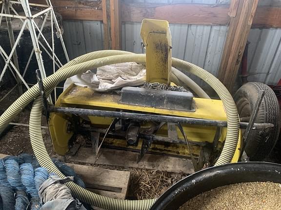 Image of John Deere X744 equipment image 4
