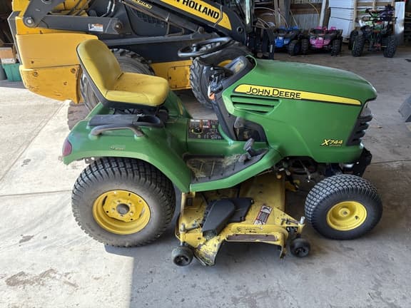 Image of John Deere X744 equipment image 2