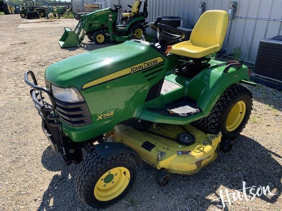 Image of John Deere X748 equipment image 3