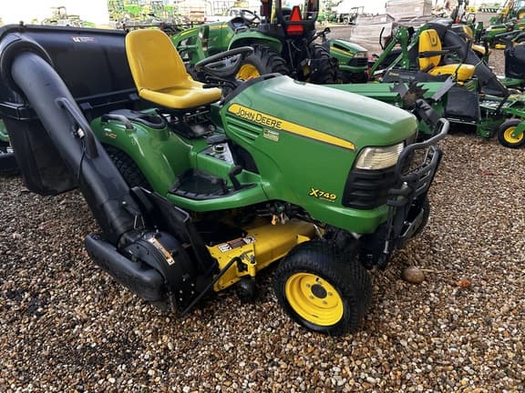 Image of John Deere X749 equipment image 1