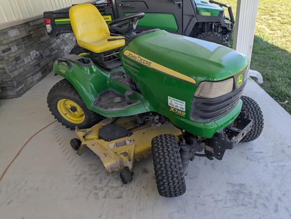 Image of John Deere X749 equipment image 1