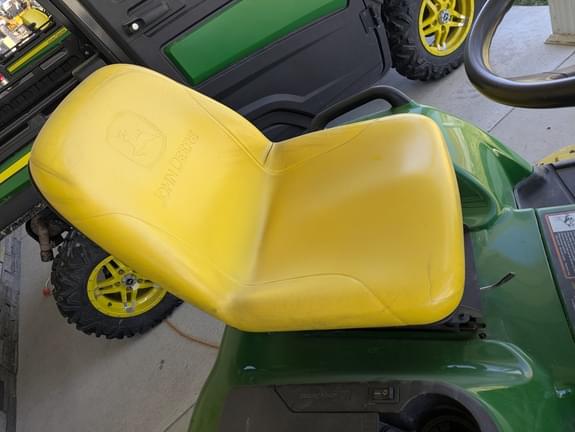 Image of John Deere X749 equipment image 4