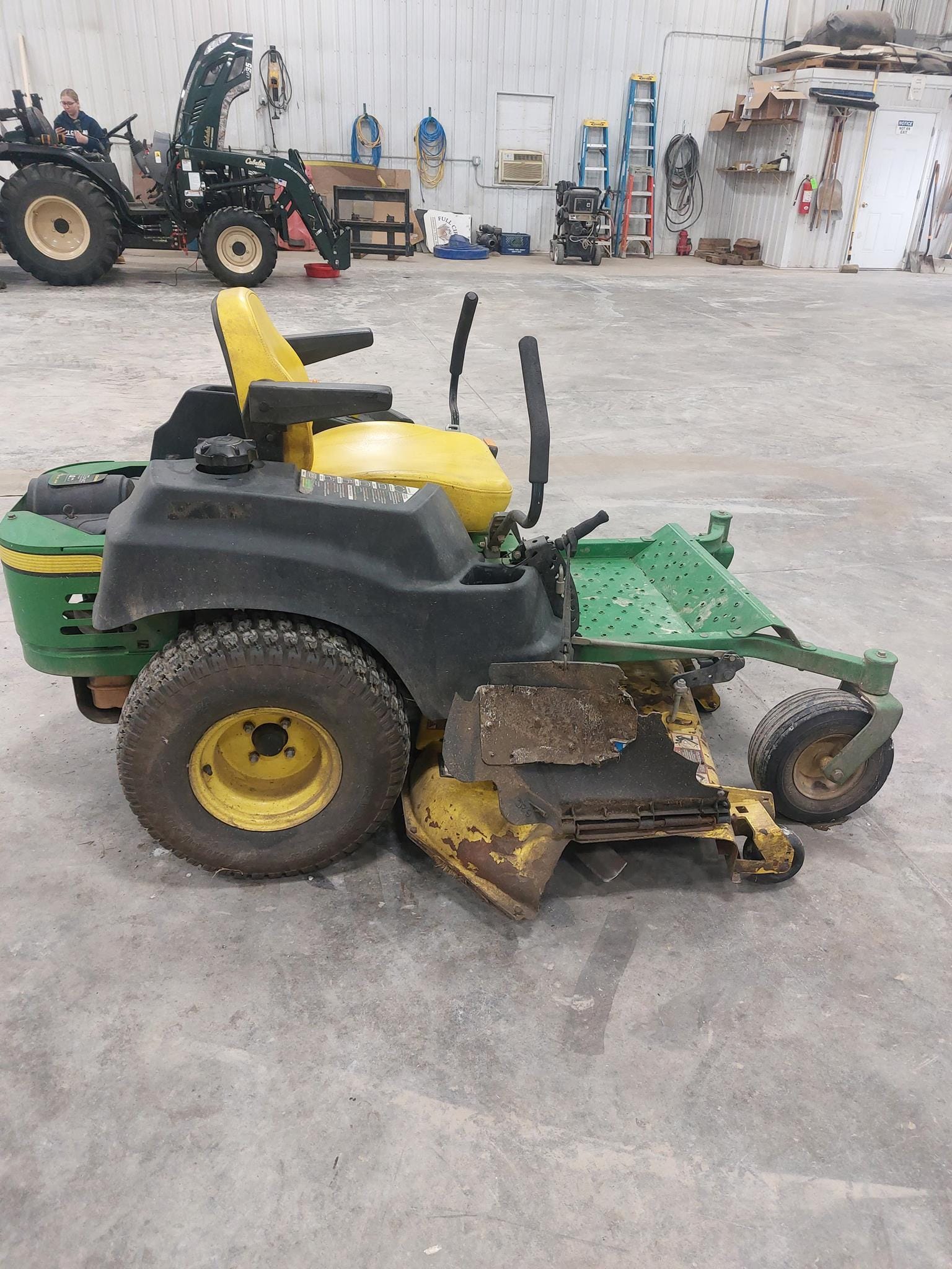 2011 John Deere Z465 Equipment Image0