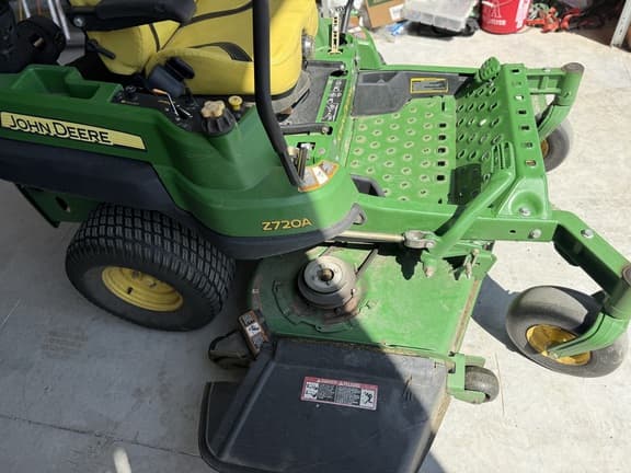 Image of John Deere Z720A equipment image 1