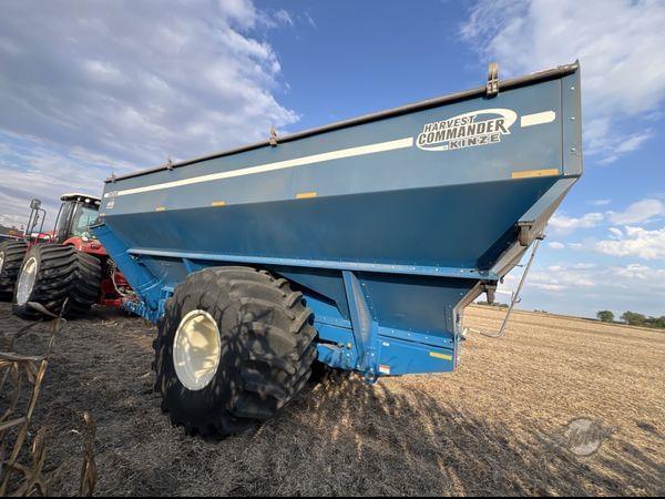 Image of Kinze 1050 equipment image 2
