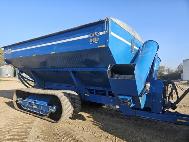 Image of Kinze 1050 equipment image 1