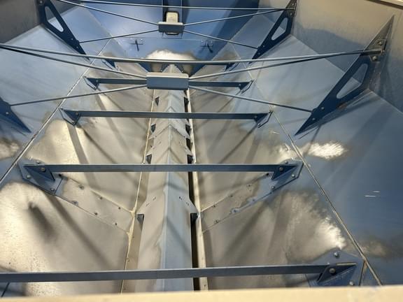 Image of Kinze 1050 equipment image 3