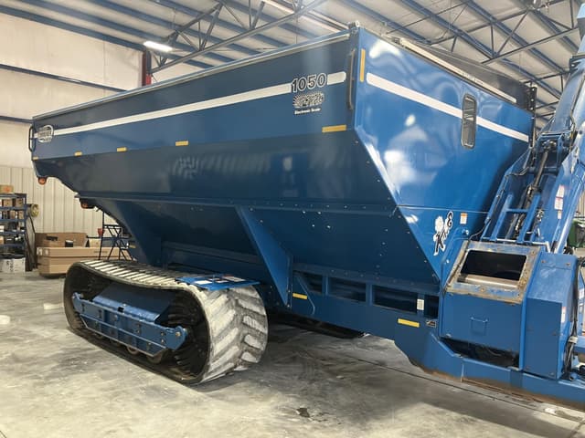 Image of Kinze 1050 equipment image 1