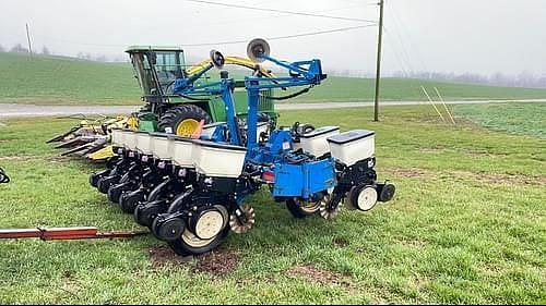 Image of Kinze 3200 equipment image 2