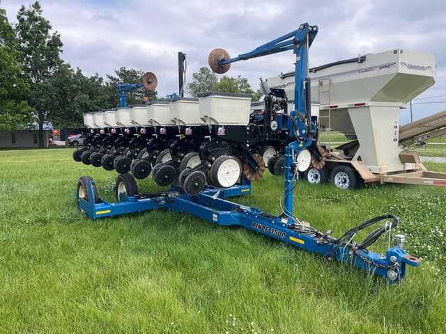 Image of Kinze 3500 equipment image 3