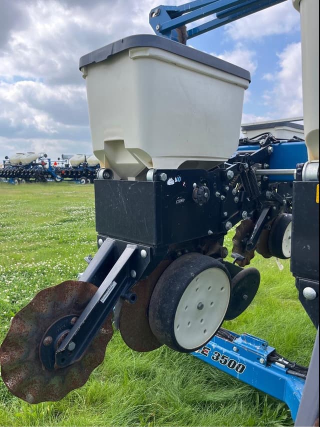 Image of Kinze 3500 equipment image 2